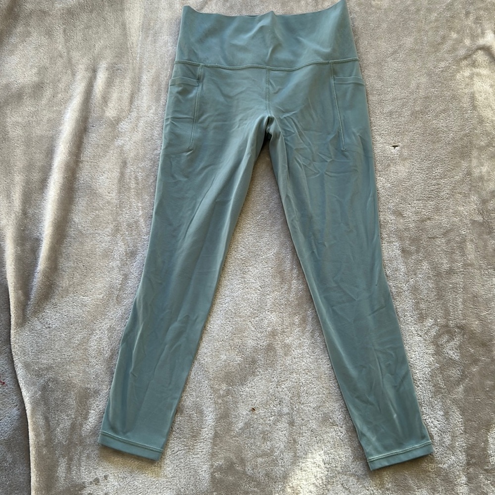 Athleta salutation stash pocket II 7/8 tight